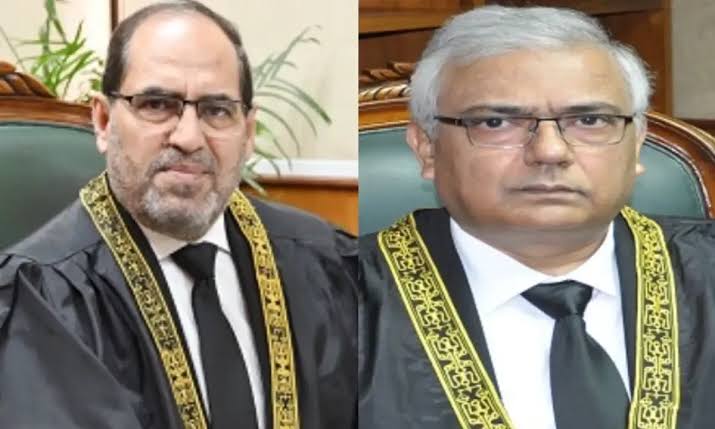 Ndaulatzai1's tweet photo. واہ واہ  پٹواری کوکا کولا کی بوتل پی کر موتر بھی کالا کرنے کی کوشش کر رہے ہیں https://t.co/YK4Qt1HfTL