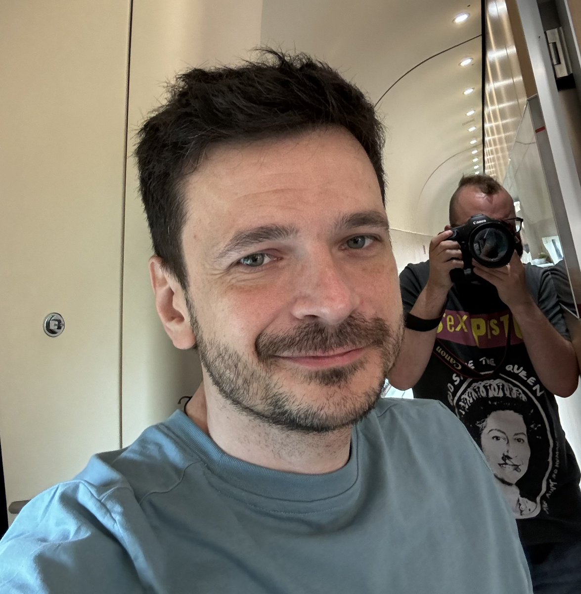 Привет, друзья! Давайте вкратце скажу о моих планах. 

Прямо сейчас еду в Берлин и собираюсь провести там несколько дней. Туда же скоро прилетят родители, которых смогу, наконец, обнять. В среду готовлю большую публичную встречу, на которую, к слову, записалось уже больше двух