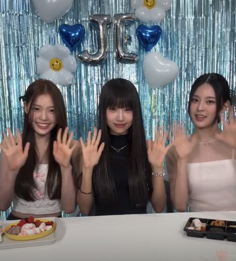 jungeuntrend's tweet photo. OMG SAEBI AND JEEMIN JOINED JUNGEUN https://t.co/P1V6T7hG07