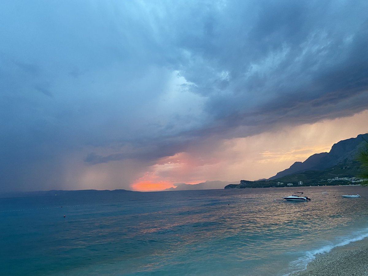 marija_lugaric's tweet photo. Sinoć u Tučepima. #sunset #nofilter #tucepi #makarskarivijera #beach https://t.co/havuz9EufR