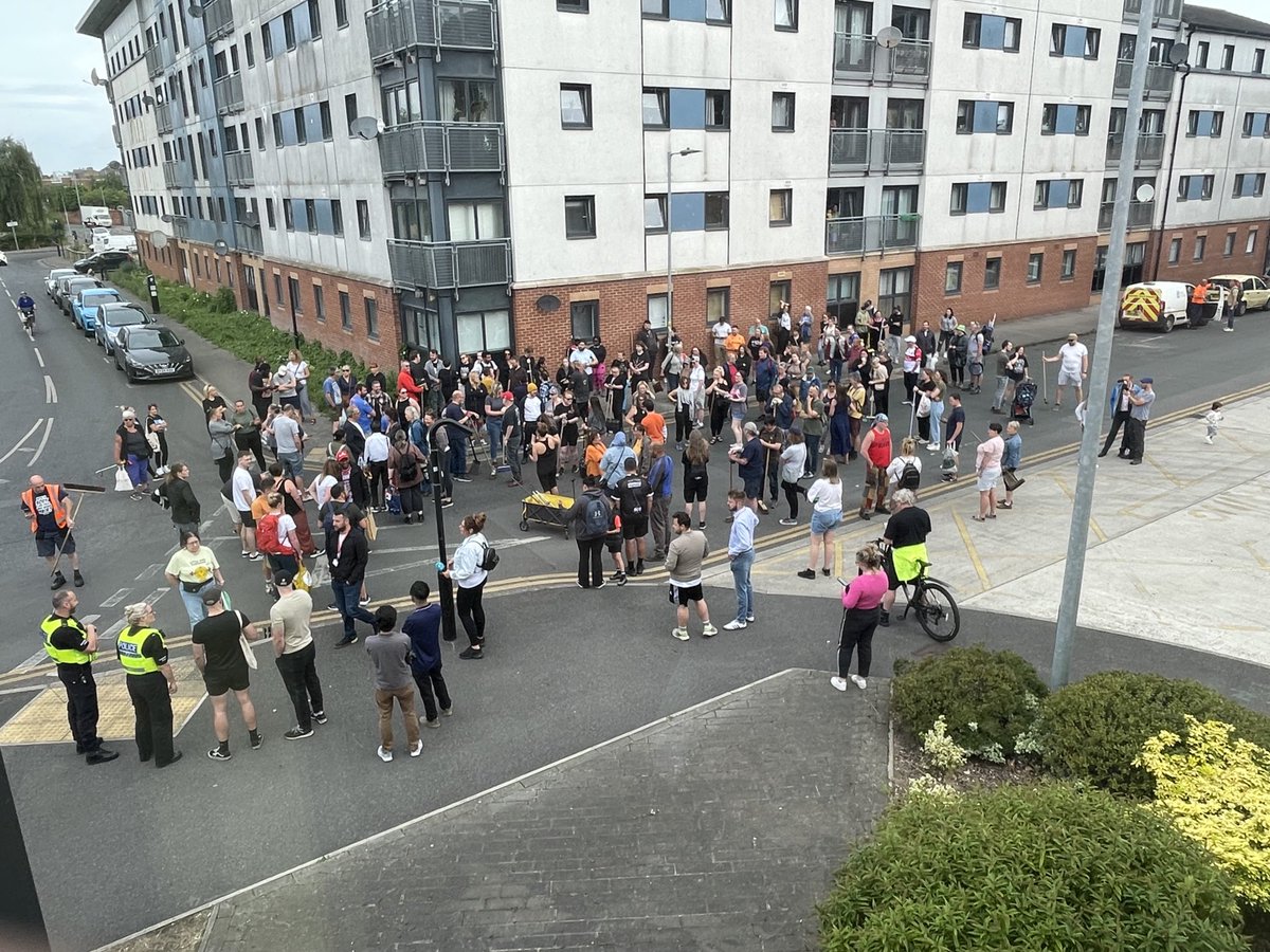 Tandy1980Andy's tweet photo. That’s the Hull I know. People from all communities turning out to clean up yesterday’s mess✌️ https://t.co/IAYHdOpJ1v