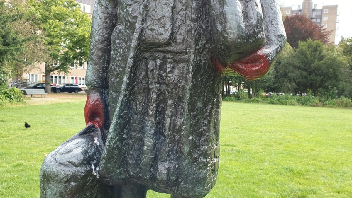 Iemand heeft de handen van Anne Frank met rode verf besmeurd. Eronder staat gekalkt: Free Gaza. Ze moeten met hun r*tpoten van onze Anne Frank afblijven!