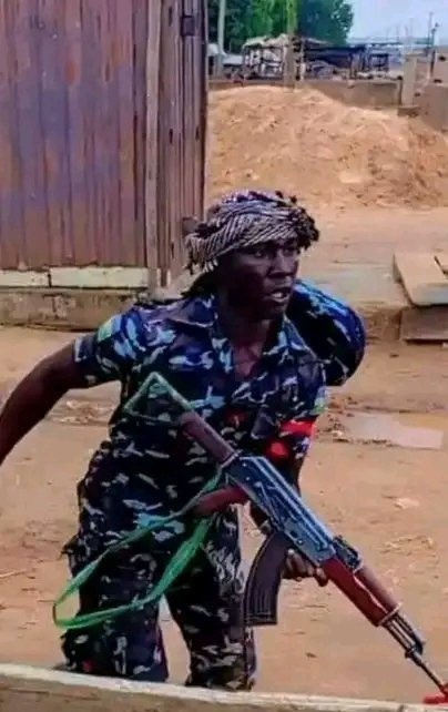 <a href="/officialABAT/">Bola Ahmed Tinubu</a> Heard this Police officer shot and killed several armless protesters In Kano state.
Retweet and tag the right authorities please 🙏