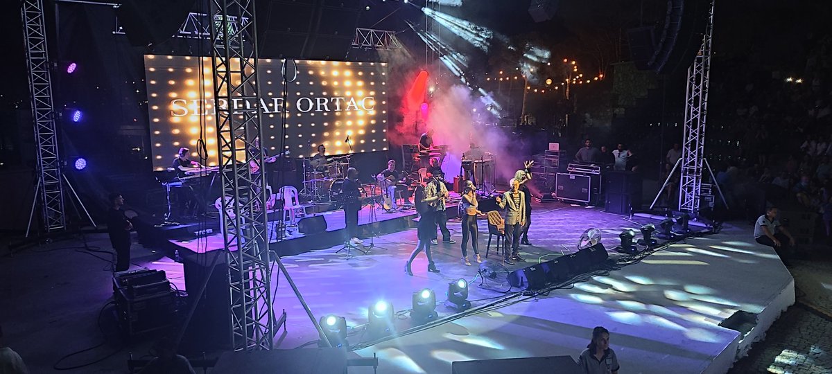 Çok güzel bir geceden geriye kalanlardan. Canım ile birlikte <a href="/Serdarortacs/">Serdar Ortac</a> teşekkürler #ayvalık #serdarortac #konser #ask #sevgi #huzur