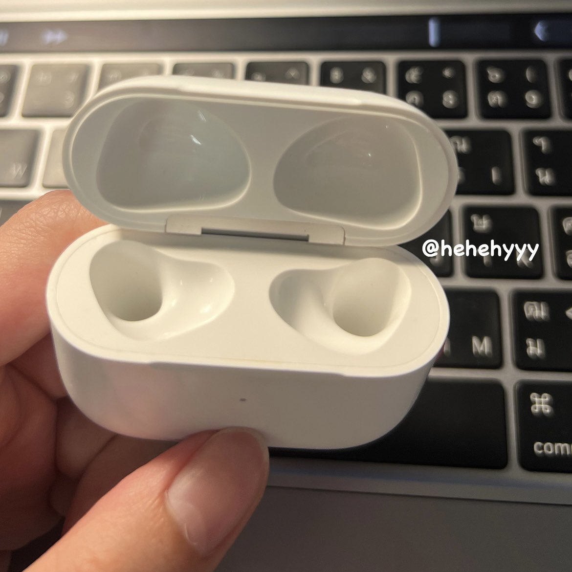 hehehyyy's tweet photo. ส่งต่อ airpods 3 🌺 3250 บาทรวมส่ง
ของแท้ 100% ทักมาขอดู serial number ได้ค่า ข้างในสะอาดมากก แทบไม่ได้ใช้เลยค่ะ
*มีตำหนิที่ข้างซ้ายนิดเดียวตอนใส่มองไม่เห็นทักมาขอดูได้ค่า พร้อมโอนลดได้น้า ทักมาคุยก่อนได้เยย 🥺🤍 #ส่งต่อairpods #ตลาดนัดมือสอง #ส่งต่อหูฟัง #AirPods #airpodsมือ2 https://t.co/l7z58sPZ9W