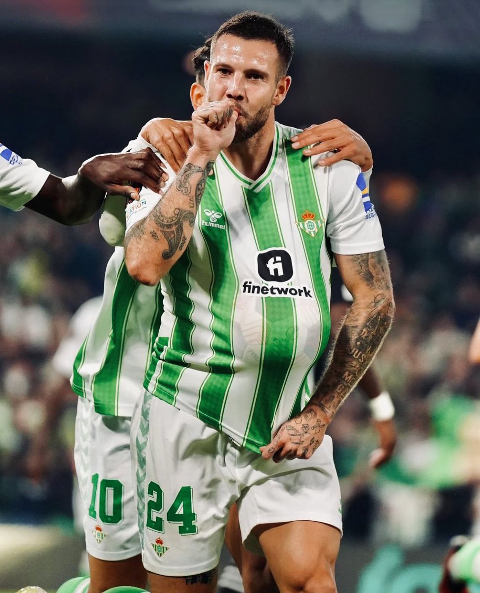 ElMagoBotas_'s tweet photo. Aitor Ruibal es una bendición para la plantilla del Betis. 
Es un jugador que te rinde bien en 3 o 4 posiciones, que asume su papel de suplente sin rechistar cuando le toca y que genera siempre buen ambiente en el vestuario. 
Uno de los jugadores que mejor conoce el Betis de la actual plantilla, que pasó por la cantera y que se deja el alma en cada balón que disputa. 
Siempre suma, nunca resta.
Siempre en mi equipo, @aRuibal9 💚