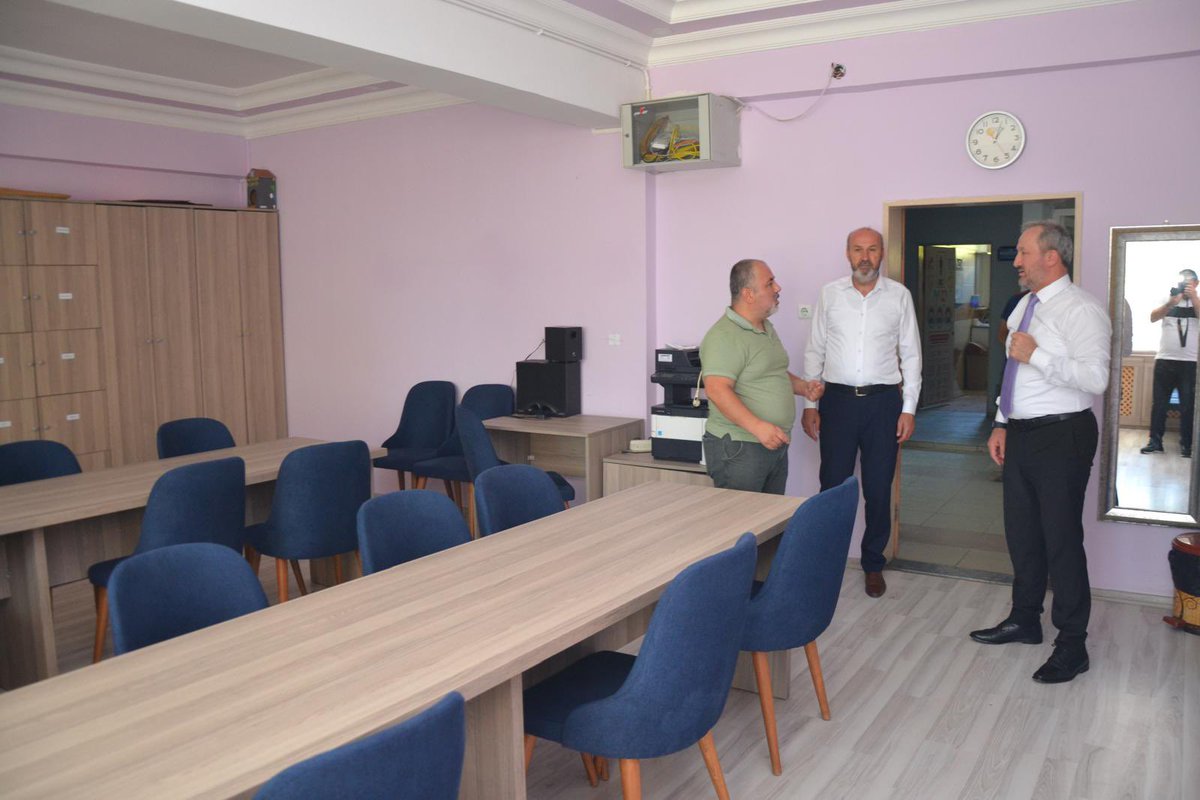 uskudarmem's tweet photo. İlçe Milli Eğitim Müdürümüz Semih Durmuş, 4. Murat İlkokulunu ziyaret ederek göreve yeni başlayan Okul Müdürü Emircan Ünlü’ye  hayırlı olsun dileklerini iletti ve yeni eğitim öğretim yılına hazırlık çalışmalarını yerinde inceledi. 
@semih_uskmem https://t.co/OzxTGRAF7z