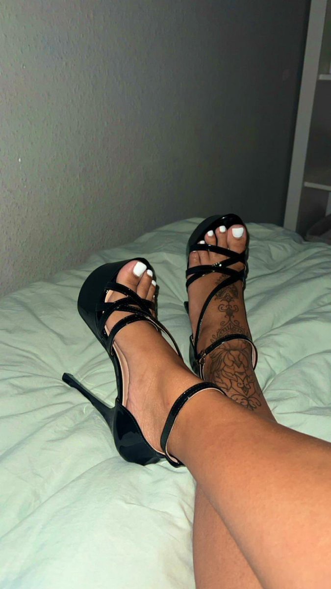 Meine Köter los kommt an und blas denn absatz so tief das du würgen musst und dabei zähle ich mein Geld was mir eh schon zusteht😈