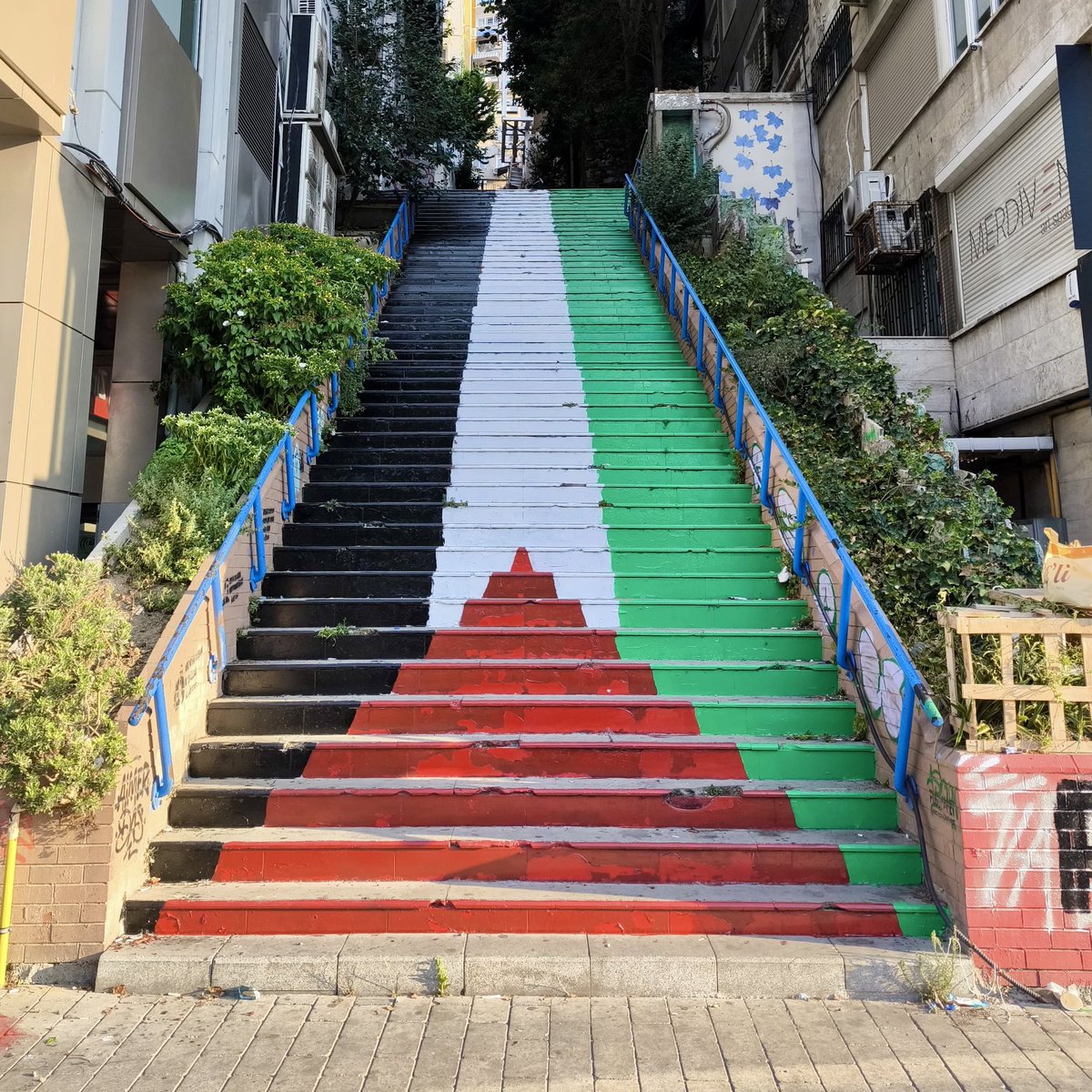 İstanbul Beyoğlu'ndaki bir merdiven, Filistin bayrağı renklerine boyandı.