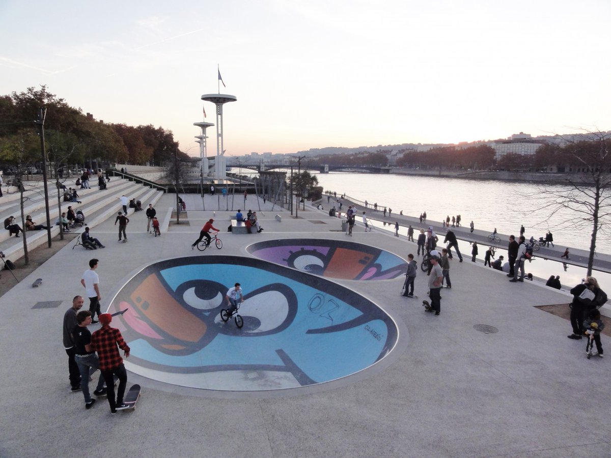 mimarkaanc's tweet photo. Fransa'nın Lyon şehrinden geçen Rhone Nehri kıyıları otoyol ve otopark olarak kullanılıyordu. 2008 yılındaki projeyle nehrin kıyıları farklı aktivitelere imkan veren harika kamusal alanlara dönüştürüldü. https://t.co/j5FnHSRr9k