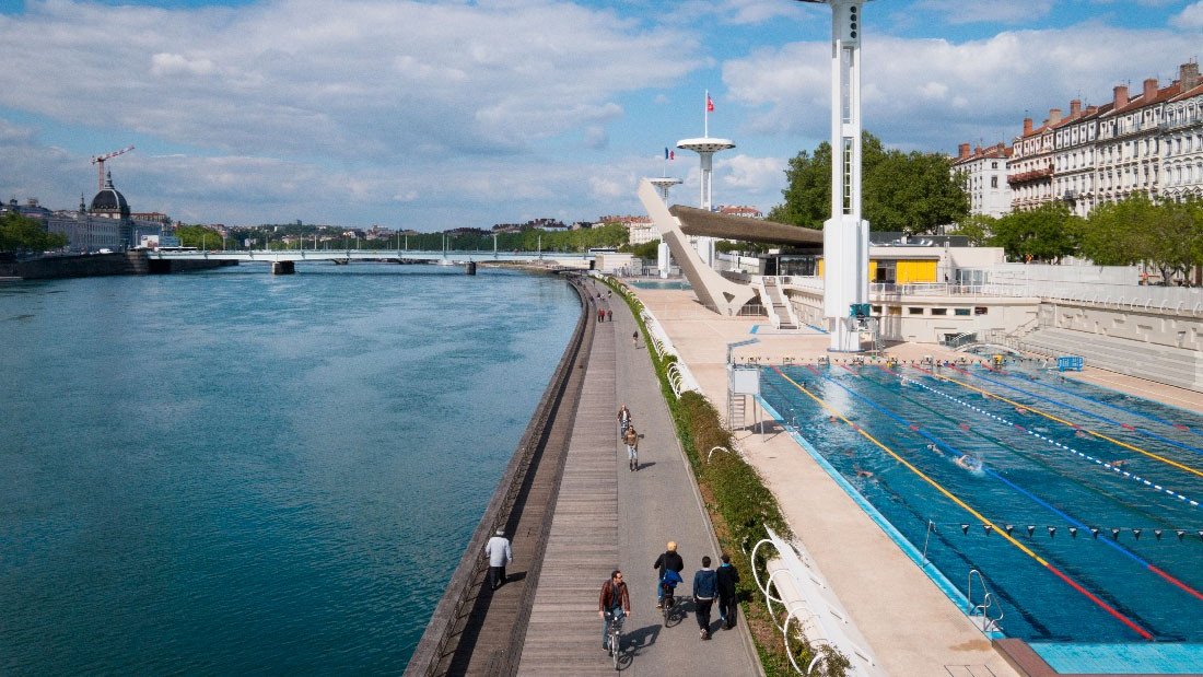 mimarkaanc's tweet photo. Fransa'nın Lyon şehrinden geçen Rhone Nehri kıyıları otoyol ve otopark olarak kullanılıyordu. 2008 yılındaki projeyle nehrin kıyıları farklı aktivitelere imkan veren harika kamusal alanlara dönüştürüldü. https://t.co/j5FnHSRr9k