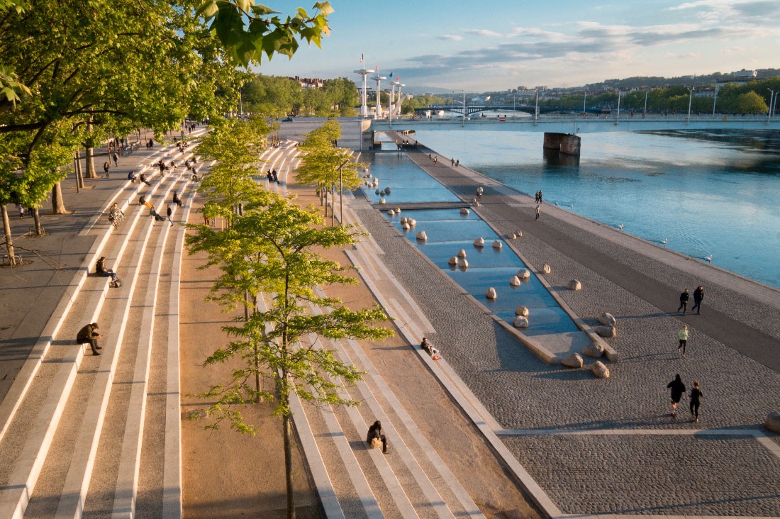 mimarkaanc's tweet photo. Fransa'nın Lyon şehrinden geçen Rhone Nehri kıyıları otoyol ve otopark olarak kullanılıyordu. 2008 yılındaki projeyle nehrin kıyıları farklı aktivitelere imkan veren harika kamusal alanlara dönüştürüldü. https://t.co/j5FnHSRr9k