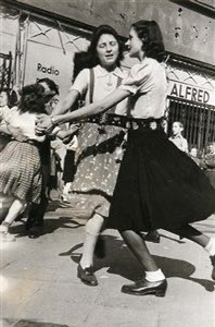 Peine01's tweet photo. Die jüdische Fotografin Eva Kemlein, bekam Berufsverbot, lebte später im Untergrund und konnte so die Shoa überleben. Sie dokumentierte die zerstörerischen Folgen des Krieges in tausenden von Fotos,die als Zeitdukument von unschätzbarem Wert sind.
4. August 1909 - 8. August  2004 https://t.co/OPxX7GkmQA