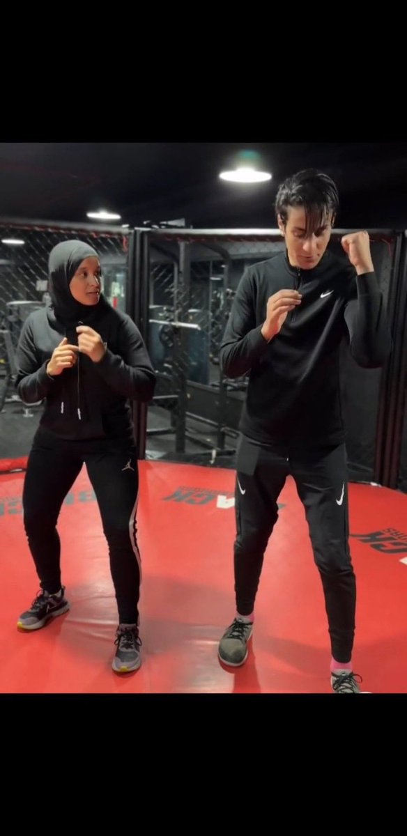 <a href="/shay69_7/">𝙎𝙝𝙖𝙮🇩🇿🦁</a> À droite Imene XY (homme) qui entraîne à gauche une boxeuse XX (femme). Le voile est obligatoire pour les femmes, mais pas pour Imene. Car Imene n’est pas une femme et il le sait. One,two, three les cou*lles et le z*zi. De rien. 🤡👍