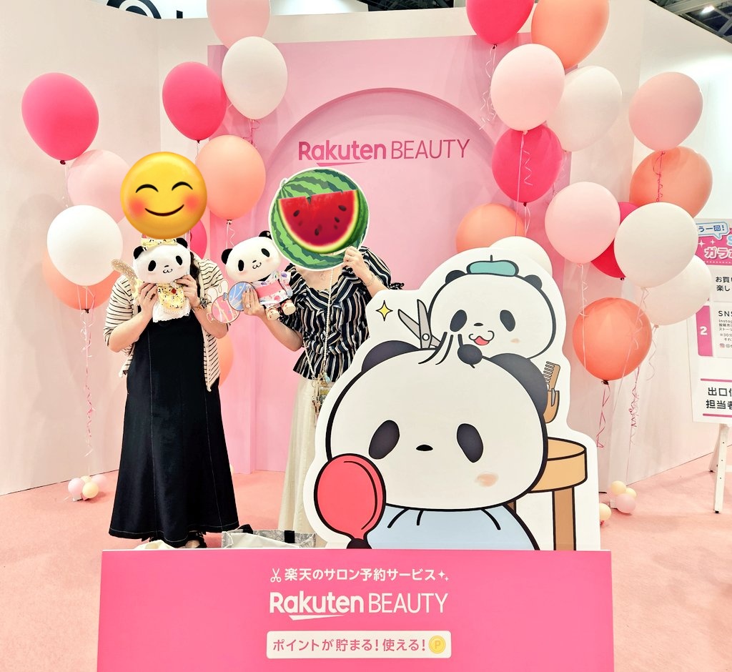 0153Strawberry's tweet photo. 楽天Beautyのブースでは カリスマ美容師小パンダがおパンのヘアカット中～！
その後ろで写真をパチリ📷✨

入口付近に戻った時にポストカードをもらうためにXにポスト！
 #つながる楽天オプティミズム と
 #HiRakutenAI 
のハッシュタグを付けてポスト～！
1日目ラストの1枚GET！
2日目にもう1枚GET！ https://t.co/H7mfwU6Epx