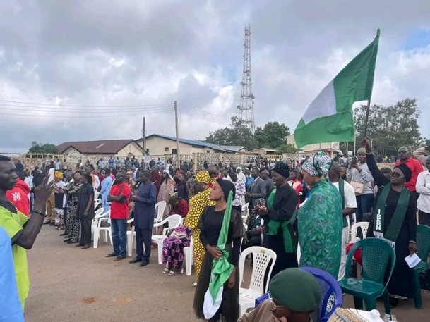 NigeriaStories's tweet photo. JUST IN:  𝐏𝐫𝐨𝐭𝐞𝐬𝐭𝐞𝐫𝐬 in Jos Nigeria  holds Sunday service at protest ground.

#EndBadGovernanceProtest 
#EndBadGovernanceInNigeria https://t.co/FPWXuId4af