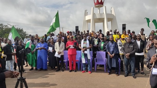 NigeriaStories's tweet photo. JUST IN:  𝐏𝐫𝐨𝐭𝐞𝐬𝐭𝐞𝐫𝐬 in Jos Nigeria  holds Sunday service at protest ground.

#EndBadGovernanceProtest 
#EndBadGovernanceInNigeria https://t.co/FPWXuId4af