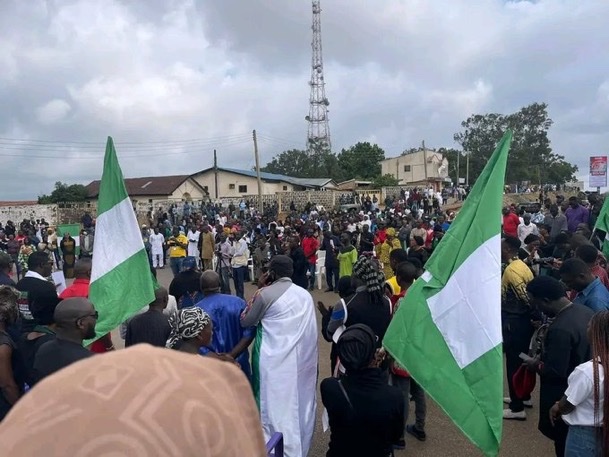 JUST IN:  𝐏𝐫𝐨𝐭𝐞𝐬𝐭𝐞𝐫𝐬 in Jos Nigeria  holds Sunday service at protest ground.

#EndBadGovernanceProtest 
#EndBadGovernanceInNigeria