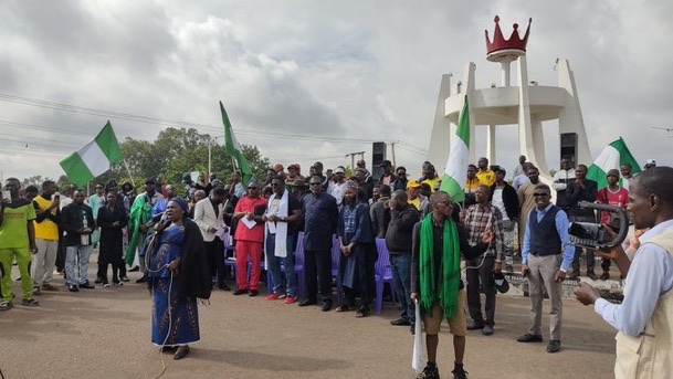 NigeriaStories's tweet photo. JUST IN:  𝐏𝐫𝐨𝐭𝐞𝐬𝐭𝐞𝐫𝐬 in Jos Nigeria  holds Sunday service at protest ground.

#EndBadGovernanceProtest 
#EndBadGovernanceInNigeria https://t.co/FPWXuId4af