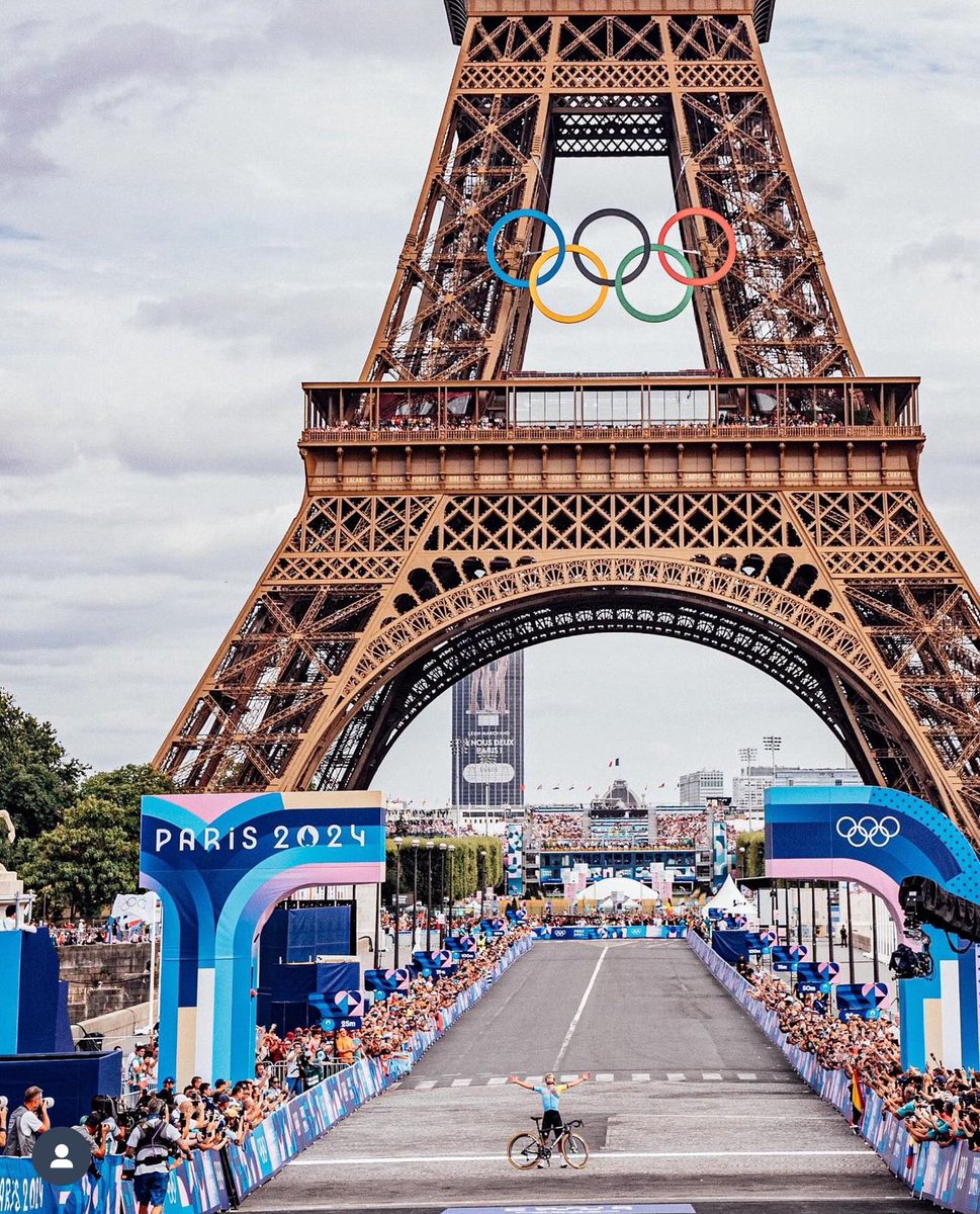 LeGruppetto's tweet photo. La photo tant attendue de Remco Evenepoel célébrant devant la Tour Eiffel. 📷  Zac Williams #Paris2024 https://t.co/NqfsiSL0eq