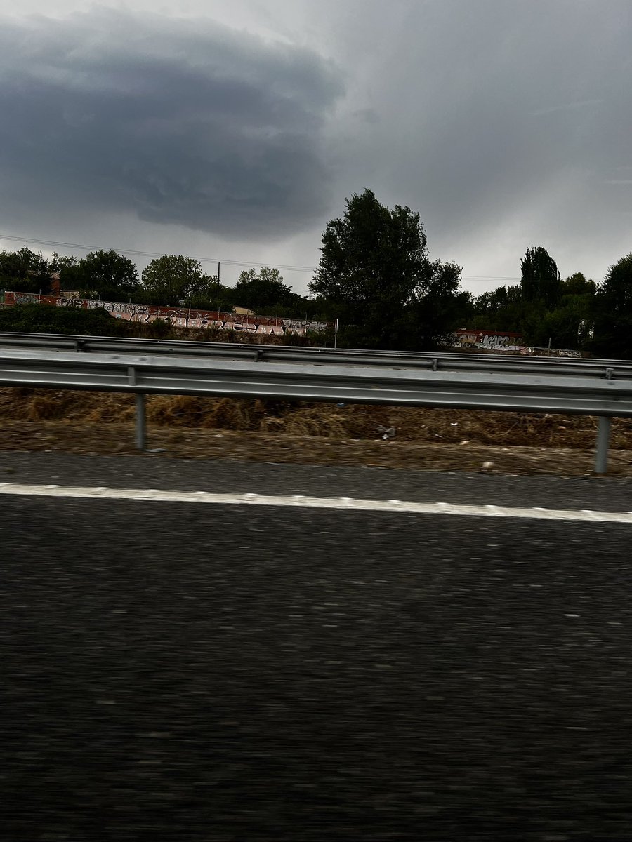 Alex_Loriente's tweet photo. La tormenta que barrió Madrid de norte a sur el día 2, vista desde la M50 a la altura de Rivas. https://t.co/iH1dUhbJS9