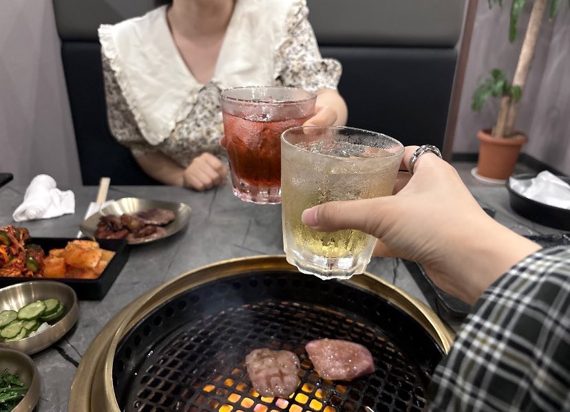 am___uaena's tweet photo. 7.23念願ラオン！

あいゆちゃんのサインむき出しで驚いたのと、「ざ」の縦線2画で書いてるの愛おしすぎてにやけた🐥
食べ物も美味しいし居心地も良くてずっと語ってたね🫢
その後勢いで泊まったら(未だに謎)偶然ベイビーブローカー配信日で深夜鑑賞会して最高の2日間でした...！

w/@__palette0705 https://t.co/Z9rFglwiCb
