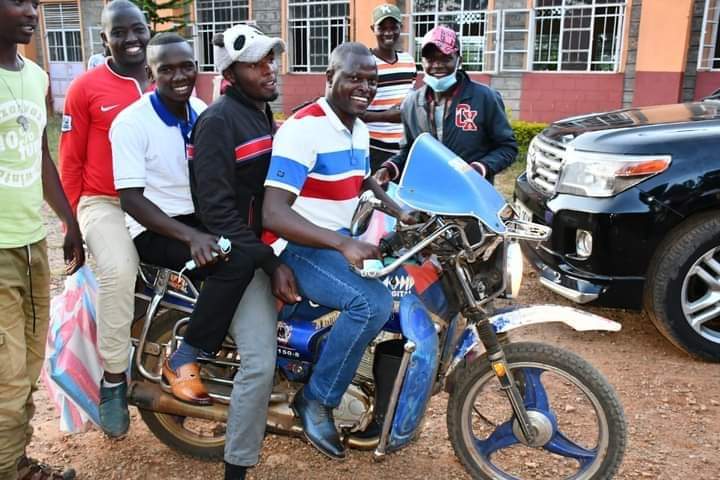 katiwa_'s tweet photo. Ndindi Nyoro arrives in a Toyota Landcruiser V8, parks it & hops onto a motorbike to take a pic with the so called Hustlers just next to the V8. After this, he gets into his V8 and drives to Nairobi & the hustlers are left saying he is a good leader!

#NaneNaneMarch #NaneNane #RutoMustGo