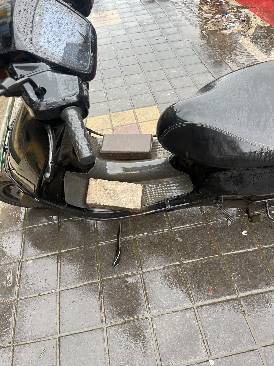 aadi2111's tweet photo. What do you think these two bricks are for? https://t.co/ztrNEcLTre