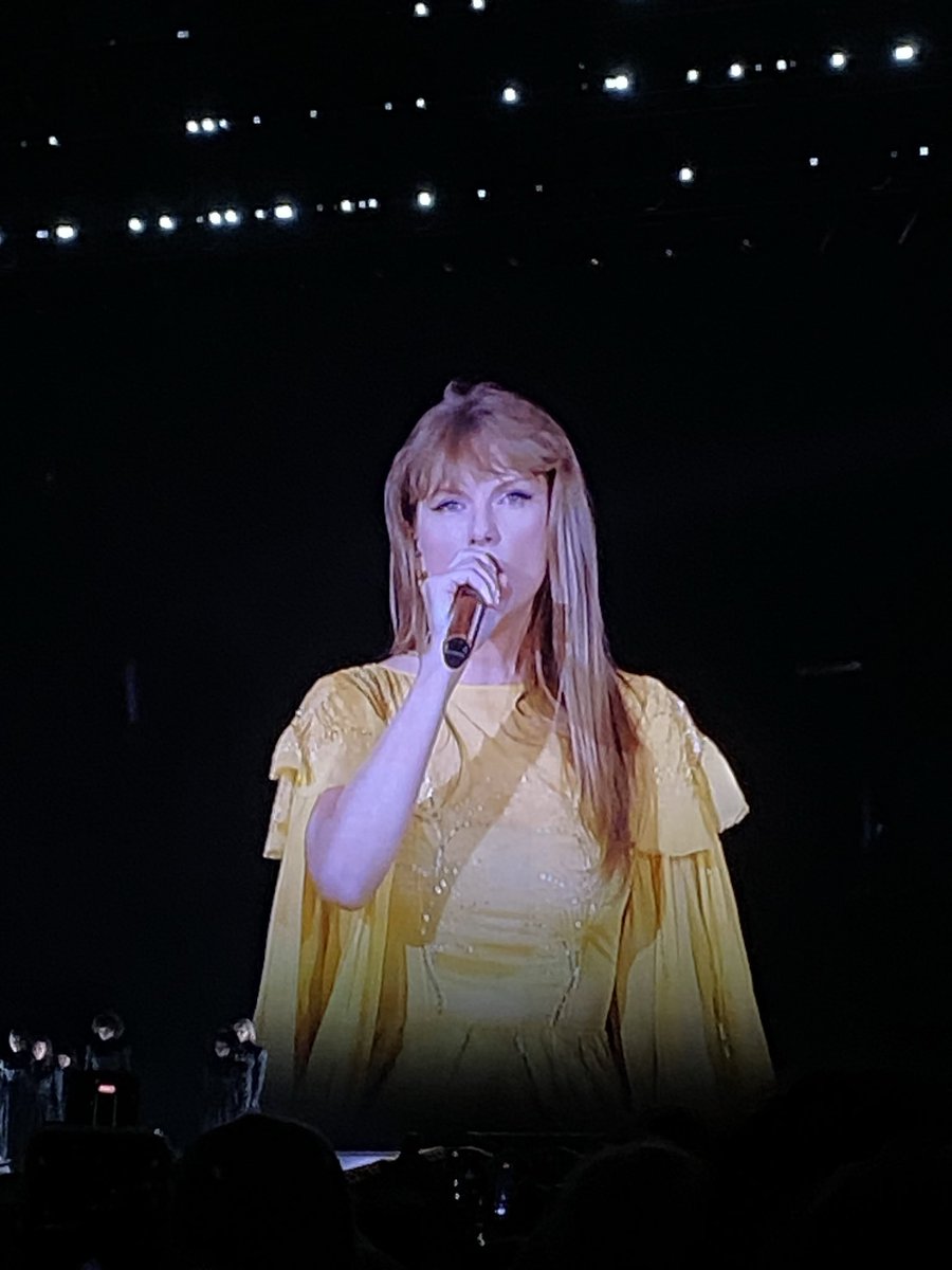 enchantedmon's tweet photo. I’m so incredibly sad that it’s over, but I will always remember these 3 days as the most beautiful and magical experience of my life 🫶🥺💛⭐️ #WarsawTSTheErasTour N3 https://t.co/KWG6MruP3r
