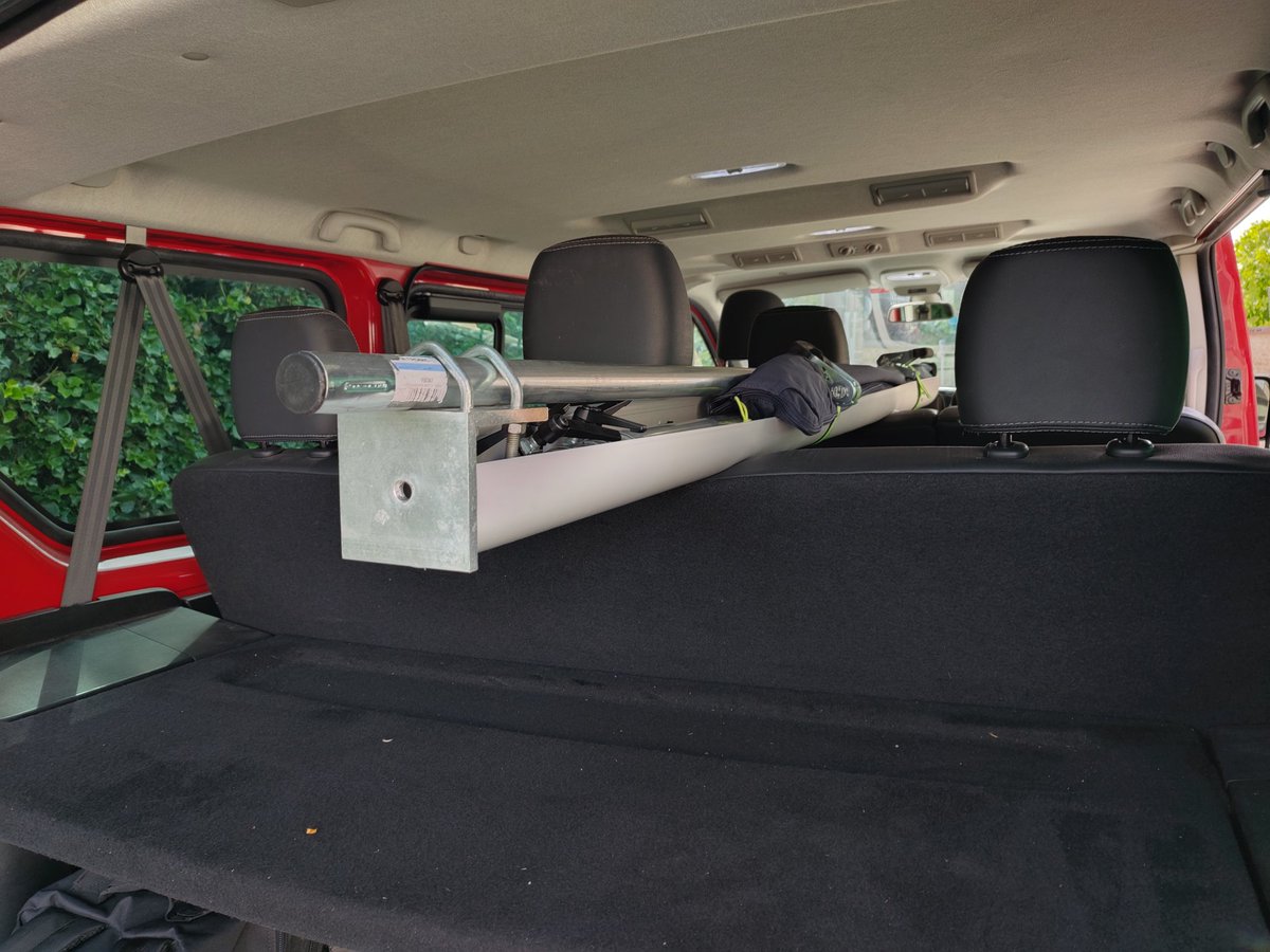F4GQK's tweet photo. #ilfallaitypenser utilisation d'une gouttière PVC pour transporter mât et antennes pour protéger ses sièges. https://t.co/cyUUsNBlJ1