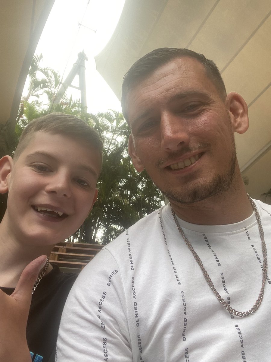 KingswoodAth's tweet photo. Manager and social media editor supporting kingswood Athletic this morning from Tenerife #ComeOnBoys #UTKA https://t.co/u3V71ftPIL