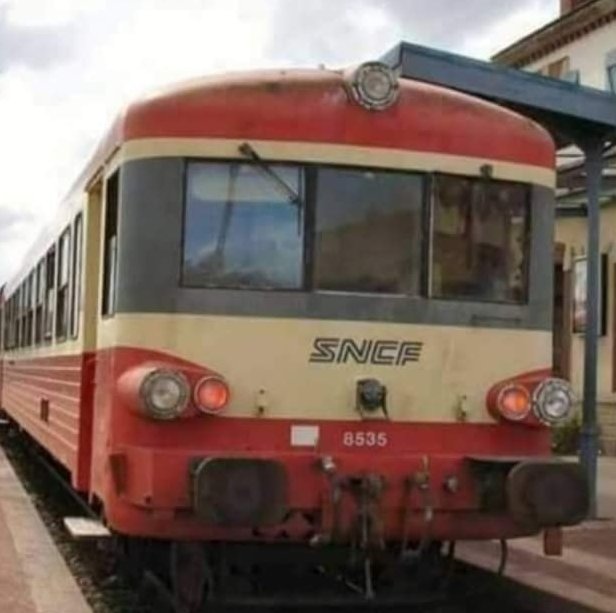 InstantVintage_'s tweet image. Pour partir en vacances dans les années 60 à fin 2000, toi aussi, tu as connu ces trains SNCF rouge qui fonctionnait au diesel ? 
Avec ses banquettes en cuir, ses fenêtres qui s'ouvraient à moitié via une manivelle, ses porte- bagages grillagés, son bruit au freinage...