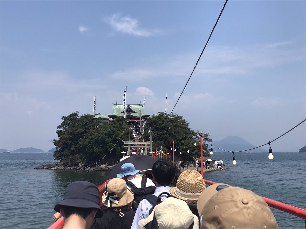 mm32kun's tweet photo. 【津嶋神社】香川県三豊市三野町の沖に浮かぶ小さな島に奉られている神社。子供の健康と成長の守り神で、毎年8月4・5日両日の夏季大祭には海岸から島まで渡り橋がかけられ、子連れの参拝者で賑わう。
　その最寄り駅「津島ノ宮」もこの2日間のみ営業の臨時駅��す☆
#津島ノ宮
#津嶋神社 https://t.co/wm1UdpFJnu
