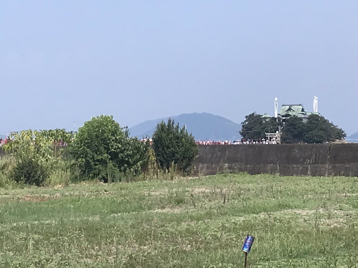 mm32kun's tweet photo. 【津嶋神社】香川県三豊市三野町の沖に浮かぶ小さな島に奉られている神社。子供の健康と成長の守り神で、毎年8月4・5日両日の夏季大祭には海岸から島まで渡り橋がかけられ、子連れの参拝者で賑わう。
　その最寄り駅「津島ノ宮」もこの2日間のみ営業の臨時駅��す☆
#津島ノ宮
#津嶋神社 https://t.co/wm1UdpFJnu