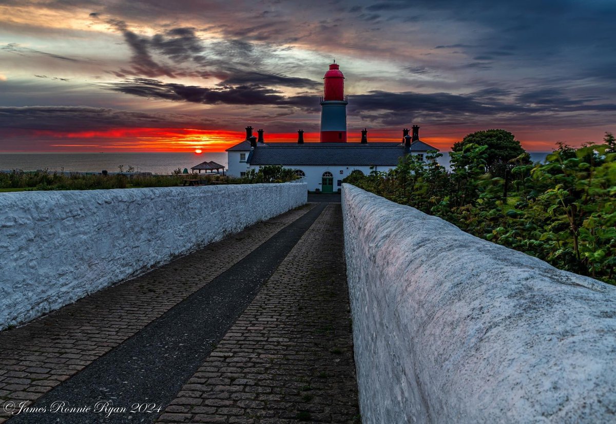 jamesronnie's tweet photo. Souter lighthouse, on the north east coast, always worthy of a sunrise trip. @StormHour @SunderlandEcho @Englands_NE @NorthEastTweets https://t.co/PfYqKwRaOL