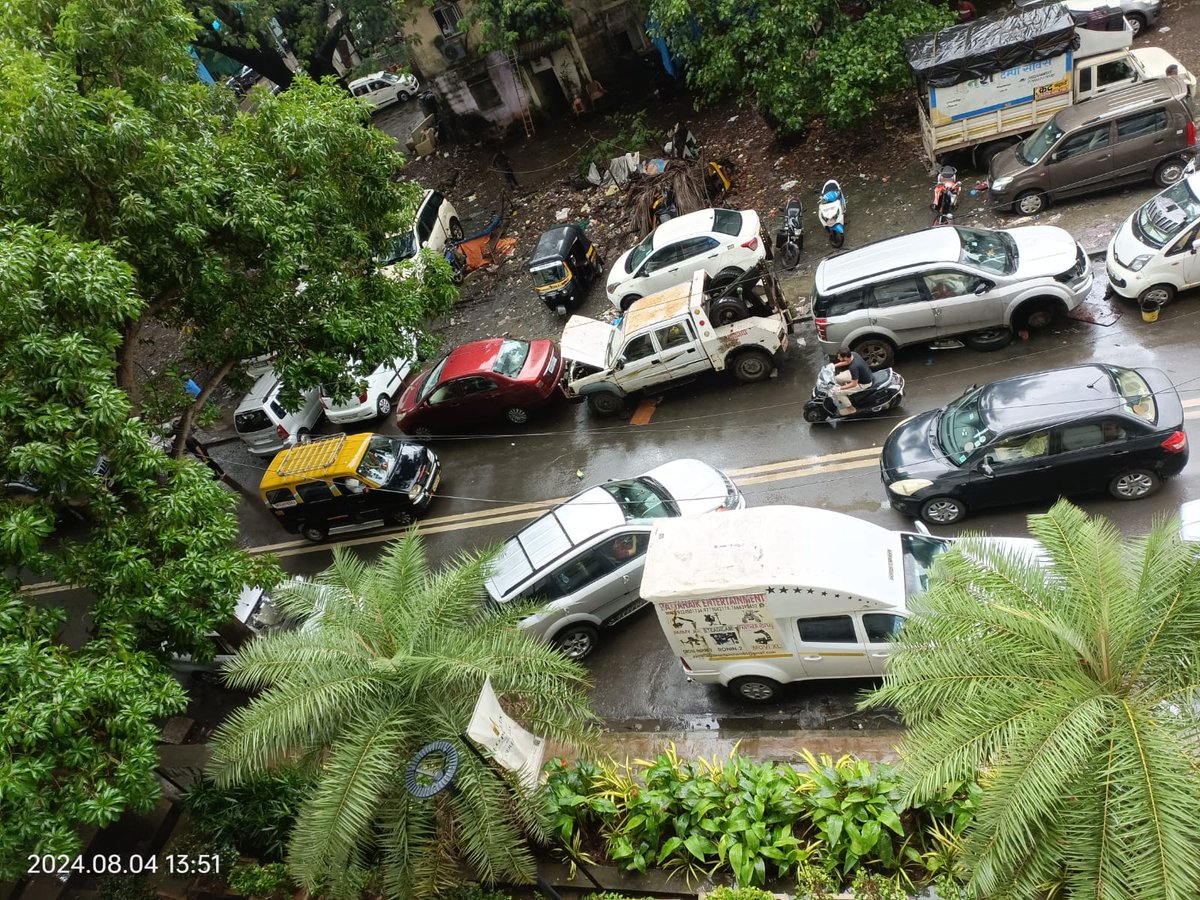 Nehap_India's tweet photo. @MTPHereToHelp @puneet_kabra There is no action taken, cars are still parked on both sides of road leaving no space for movement.. it becomes very difficult to drive through this lane.. pls take some strong action

@MumbaiPolice @mybmc @MTPHereToHelp https://t.co/jr33CNb2jt