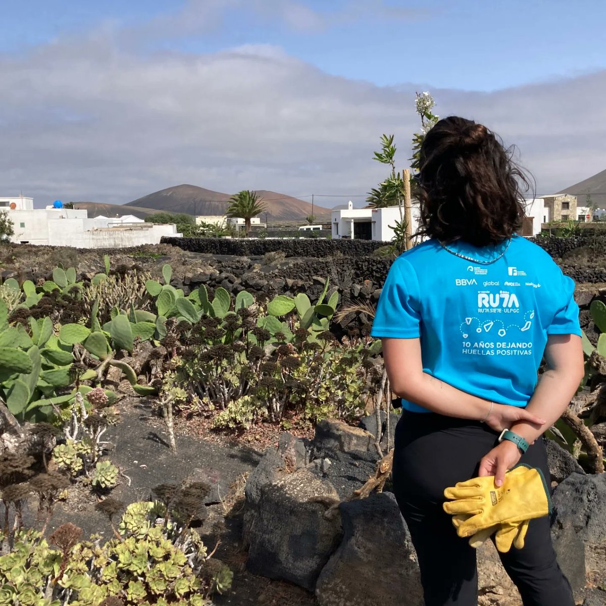 Lanzarote nos ha hecho reflexionar  ante colores que no parecen reales 🎨
Hemos tenido la oportunidad de adentrarnos su historia a través de canciones y de personas maravillosas que han querido compartir su conocimiento con #RutaSiete
#Voluntariado #Aprendizaje #IslasCanarias🩵