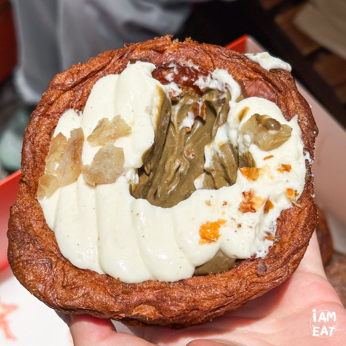 iamEatt's tweet photo. เบเกอรี่เจ้าดังฮ่องกง Vission Bakery เป็นร้านเล็กๆแบบน่ารักมากก ขนมมีให้เลือกเพียบและคิวยาวจริง กำลังฮอตเลยตอนนี้ @aroii https://t.co/dwF26R9BsU