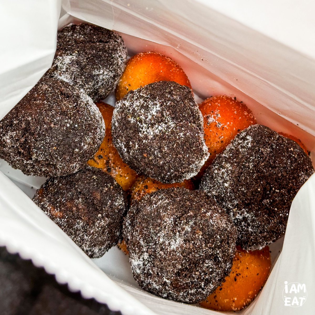 iamEatt's tweet photo. เบเกอรี่เจ้าดังฮ่องกง Vission Bakery เป็นร้านเล็กๆแบบน่ารักมากก ขนมมีให้เลือกเพียบและคิวยาวจริง กำลังฮอตเลยตอนนี้ @aroii https://t.co/dwF26R9BsU