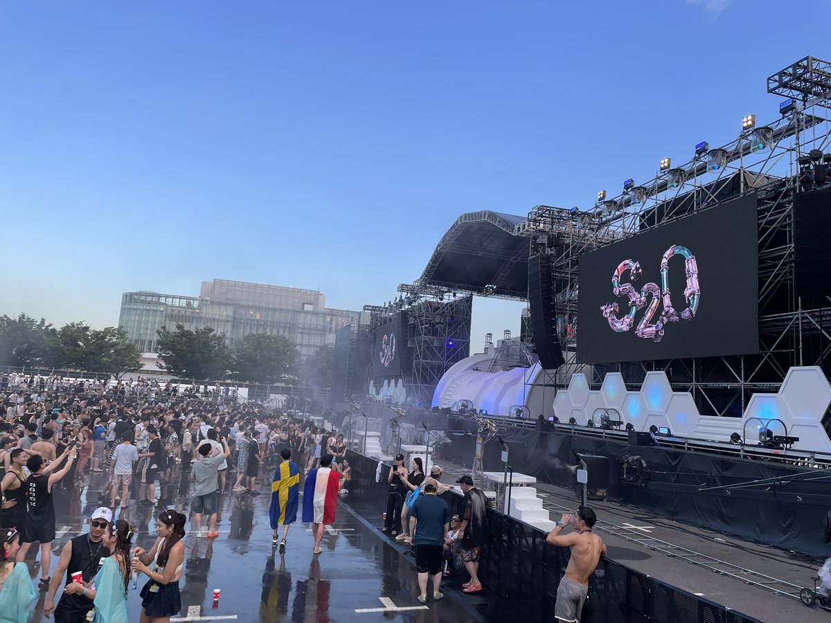 jewels_deep's tweet photo. DEEPサマーフェスティバルを開催するお台場にきました。今日はS2Oと言う水のイベントで大盛り上がりです。会場の大きさを見ると本番が怖い。 https://t.co/SkgfIecdM8