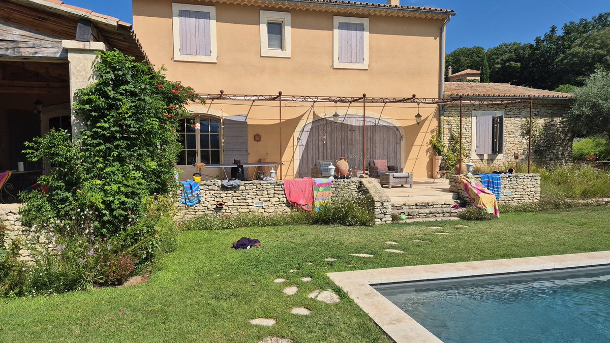 A neuroscientist, philosopher, psychotherapist, a former under-cover drug cop and a harm reductionist walk into a French villa ... My life is either a movie, a novel, or a joke... <a href="/wudzee0/">Neil Woods</a>