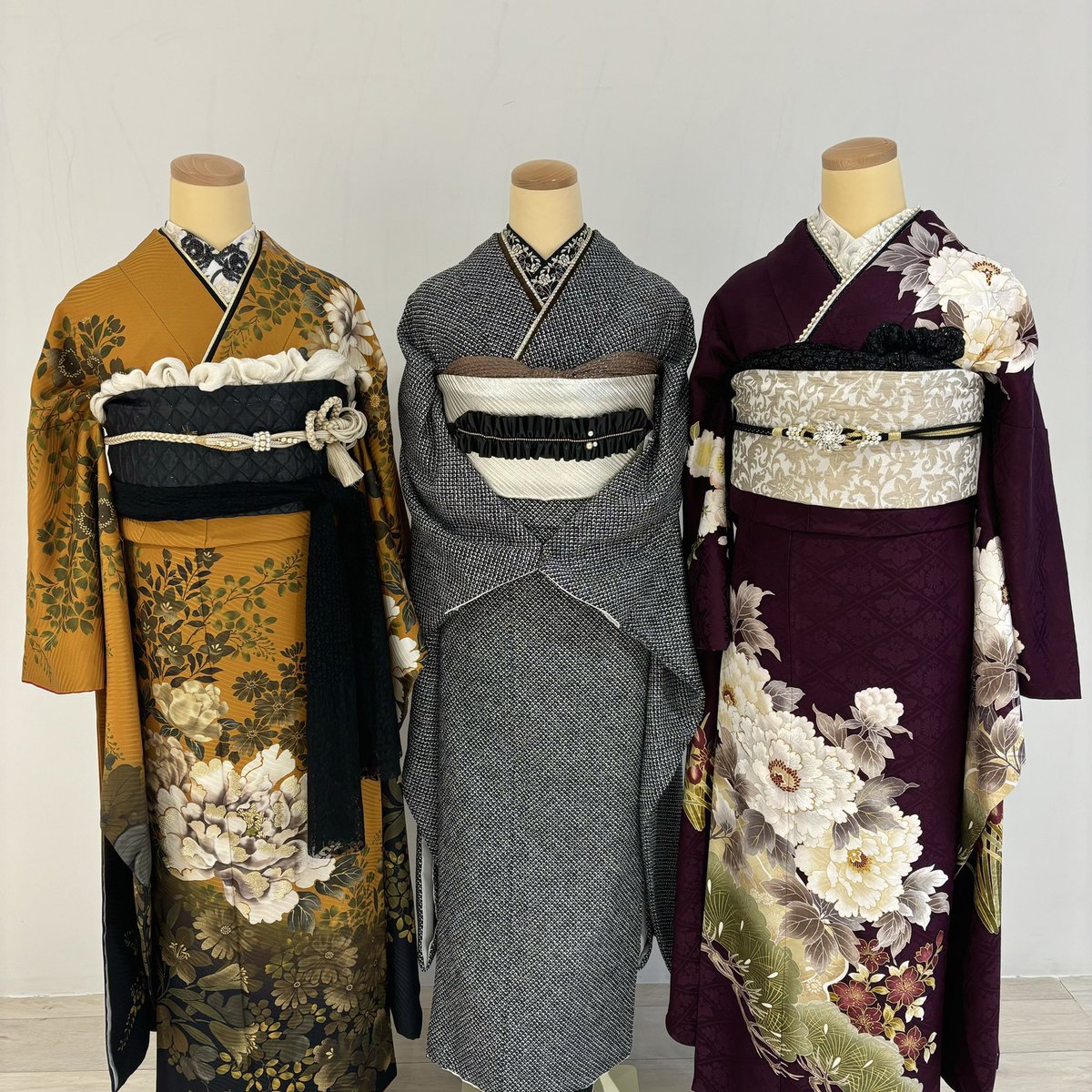 20lab_sendai's tweet photo. ----𝙁𝙪𝙧𝙞𝙨𝙤𝙙𝙚 𝘾𝙤𝙡𝙡𝙚𝙘𝙩𝙞𝙤𝙣----

色も柄も違うけど雰囲気はぴったりで可愛いコーディネート✔️
振袖でお友達と撮る写真が楽しみですね🤳❤︎

2025年成人で振袖をまだ決めてない方もまだ間に合います❕
ご予約お待ちしております🤲🏻💭

#20lab #ハタチラボ #成人式 #前撮り #振袖 https://t.co/LBZiL6cwbr
