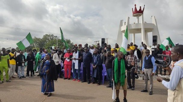 PO_GrassRootM's tweet photo. BREAKING: 𝐏𝐫𝐨𝐭𝐞𝐬𝐭𝐞𝐫𝐬 in Jos Nigeria  holds Sunday service at protest ground.

#EndBadGovernanceProtest 
#EndBadGovernanceInNigeria https://t.co/YsorILNdWX