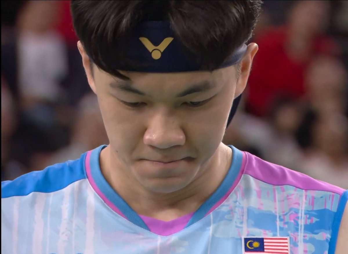theone_xyz's tweet photo. Lee Zii Jia 🇲🇾 has been defeated by Kunlavut Vitidsarn 🇹🇭

14-21
15-21

We saw he tried hard but slowly, the points were slipping away. The nerve must really kick in there for the UE to happen.

But how relaxed is KV with his attack & defend throughout the match is just mind-blowing.  

Apa² pun, Medal Bronze match menanti LZJ esok 💪🏻 Thank you for the fight, jia 🙏🏻

#Paris2024 #Olympics #Badminton #BadmintonMa
