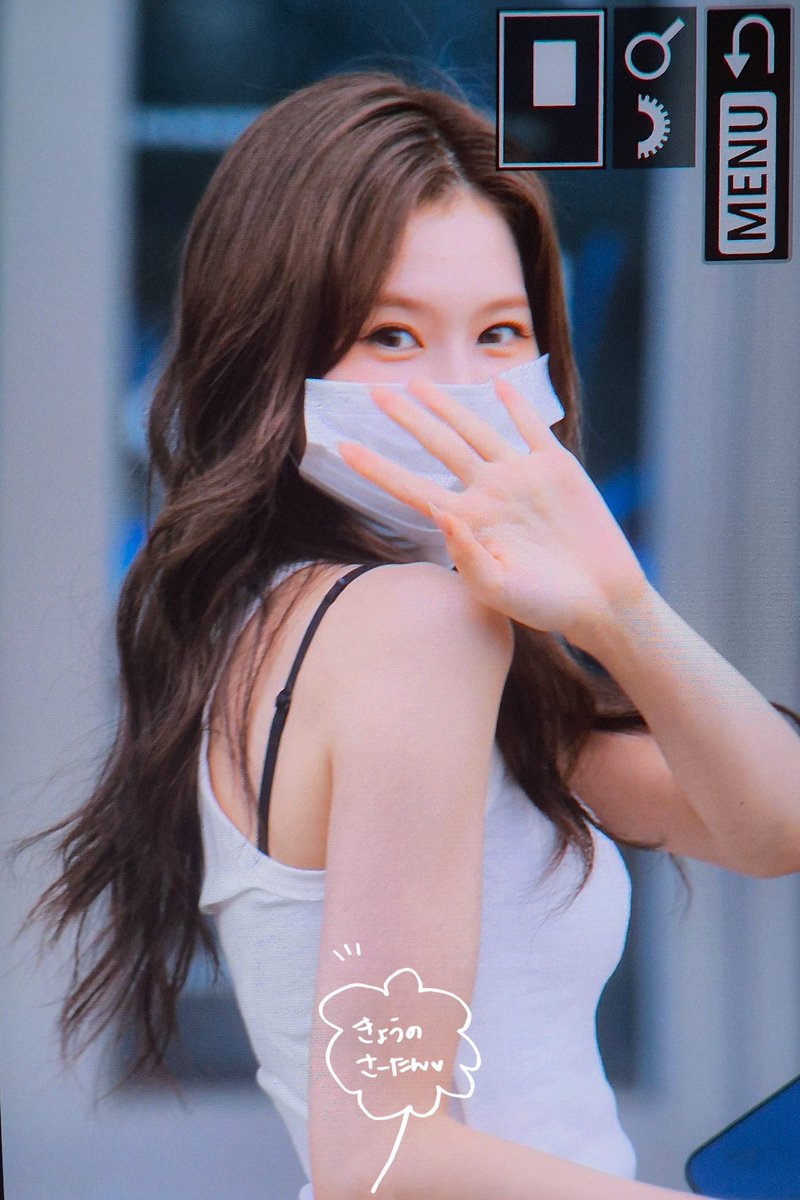 Sana at (G)I-DLE’s concert