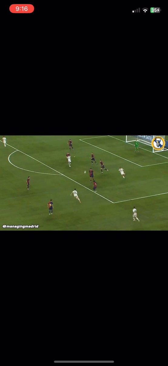 ayensu_peterrs's tweet photo. Guler starts moving to the blind side of Balde even before he brings the ball down. Balde probably beats him and sets Barca on a counter if Guler chose the duel. Can anticipation be taught in football? https://t.co/7dFZ6TgdUo
