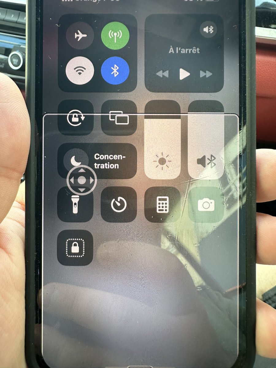Phoenix8829's tweet photo. Des spécialistes iPhones ici ? 

Mon père a son portable « bloqué » à cause de ce carré bizarre qui zoom sur l’écran, on arrive pas à naviguer sur le téléphone correctement je n’arrive pas à aller dans les réglages. Comment enlever ça ?

RT appréciés.

Merci ! https://t.co/rHIBEJeYzo