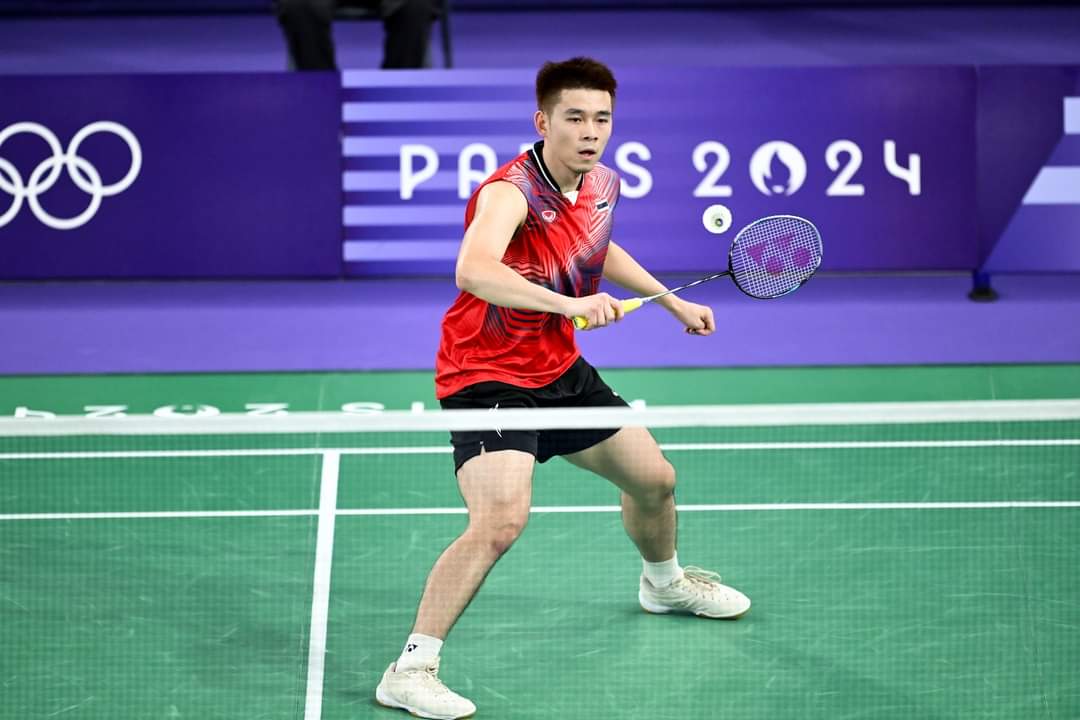 news1005fm's tweet photo. นายแน่มาก !! 🏸🏸 " #วิวกุลวุฒิ วิทิตศานต์" ทะลุชิงเหรียญทอง  หลังตบชนะ "ลี ซีเจี๋ย" จากมาเลเซีย 2-0 เกม ด้วยคะแนน 21-14 , 21-15 ผ่านเข้ารอบชิงชนะเลิศ #แบดมินตัน ชายเดี่ยว  #โอลิมปิก2024 #Olympics #Paris2024 https://t.co/LD1AWzm2fS