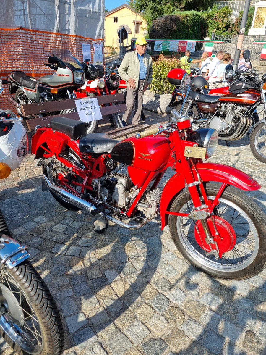 kasyroby's tweet photo. pedalando verso il fresco, ti ritrovi nel bel mezzo di un motoraduno 

#bikelife #bikepassion
#ValleImagna #Roncola #radunoepocaroncola https://t.co/MJEGR69qcr