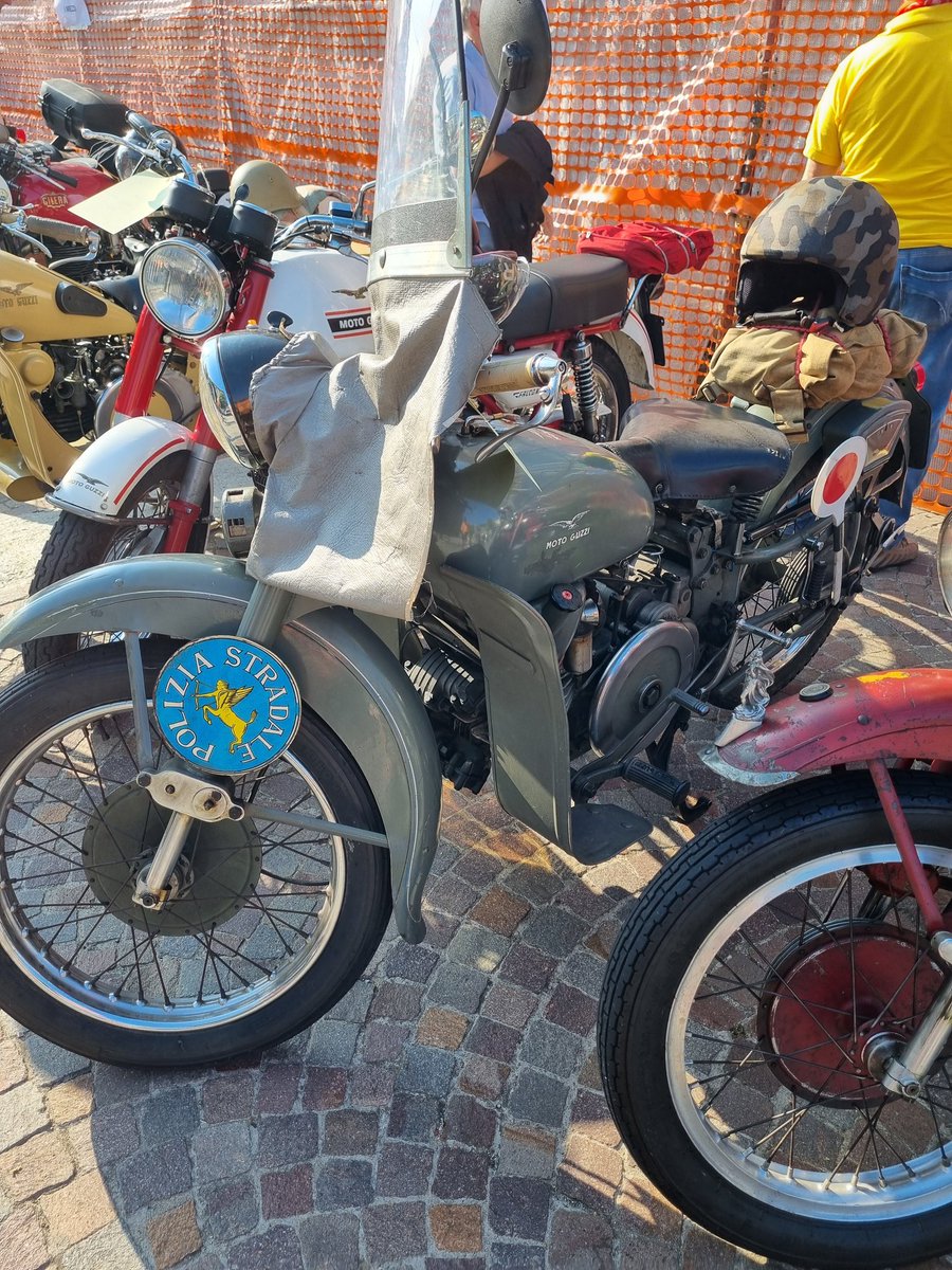 kasyroby's tweet photo. pedalando verso il fresco, ti ritrovi nel bel mezzo di un motoraduno 

#bikelife #bikepassion
#ValleImagna #Roncola #radunoepocaroncola https://t.co/MJEGR69qcr